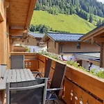 Hochalmbahnen 20w3, Alpenflieder, Nahe Gondel, Hunde Willkommen